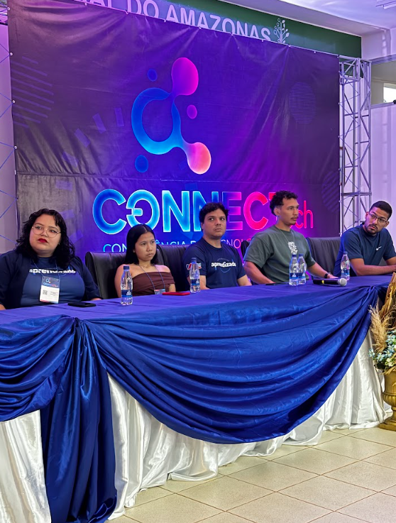 Mesa de apresentação do evento