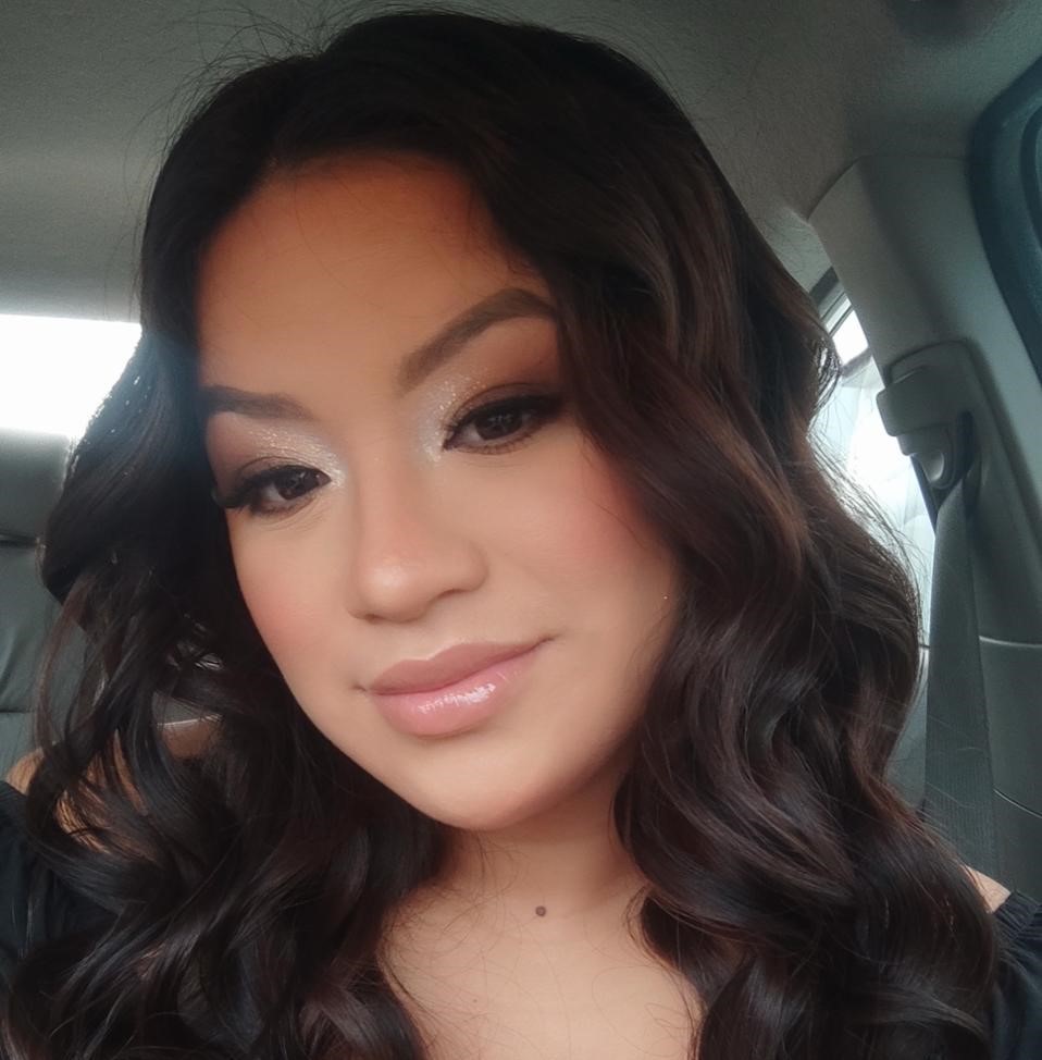 foto da ayla, cabelo encaracolado, maquiada e sorrindo